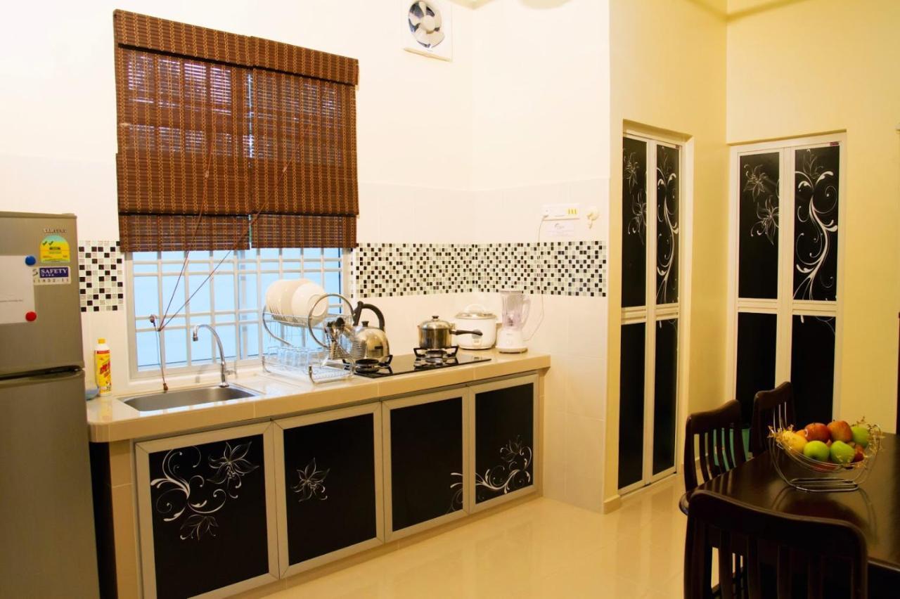 Homestay Hj Esmon Parit Raja Uthm Batu Pahat Exterior foto