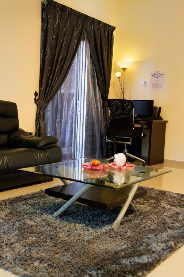 Homestay Hj Esmon Parit Raja Uthm Batu Pahat Exterior foto